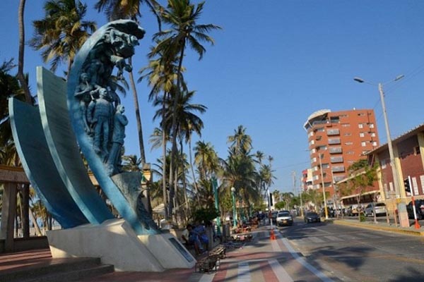 Avenida Primera de Riohacha, La Guajira en vísperas de la celebración de los 480 años del distrito.