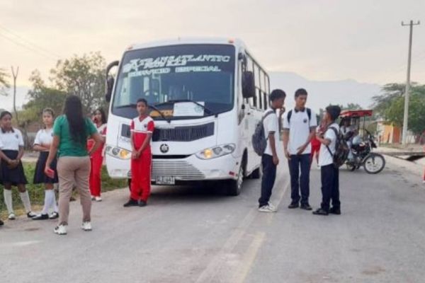 Aspecto del bloqueo que protagonizaron los estudiantes, pero que levantaron porque le prometieron solución. Foto cortesía Clímaco 