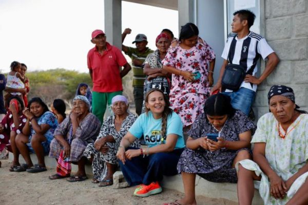 La alta funcionaria los escuchó y les prometió seguir trabajando porque el agua siga llegando a los hogares guajiros. Foto cortesía Clímaco 
