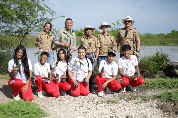 El subdirector de Gestión Ambiental de CorpoGuajira, Manuel Manjarrés, junto a estudiantes y docentes del colegio Livio Reginaldo Fischione.