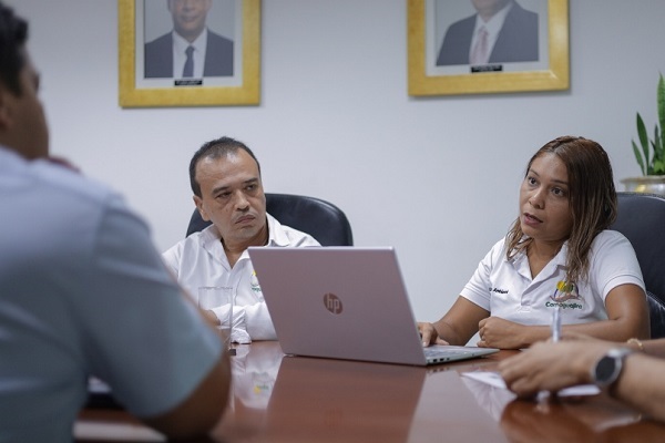 El director de Corpoguajira, Samuel Lanao Robles, junto con sus funcionarios y el alcalde Vicente Berardinelli lideran la mesa de trabajo para impulsar el nuevo proyecto de gestión de residuos en Barrancas. Foto: La Guajira Hoy