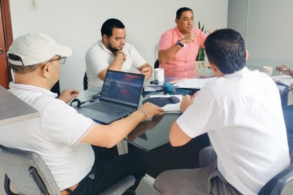 Stivinson Rojas Atencio presenta a mandatarios y concejales los lineamientos del proceso de actualización catastral que iniciará en cinco municipios. Foto: La Guajira Hoy 