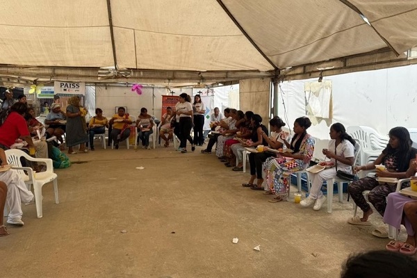 Funcionarias de la dirección de la Mujer lideran el taller “Tejiendo Alas de Mariposa” en el Centro Transitorio de la Pista. Foto: La Guajira Hoy