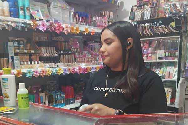 Giselle Guzmán, trabaja diariamente con mucha dedicación y espera que este diciembre se lemejoren las ventas. Foto suministrada por Climaco Rojas