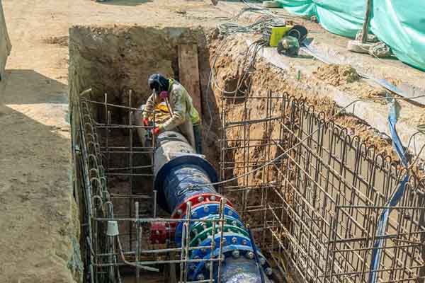 Equipo técnico verifica el funcionamiento del nuevo macromedidor en la carrera 8. Foto suministrada por Climaco Rojas
