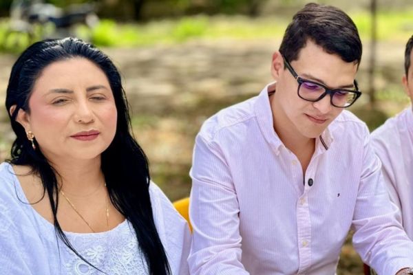 Momento en que se realiza la firma del convenio entre el gerente de Gases de La Guajira,Camilo Ovalle Daza y Nera Eloísa Robles Bonivento, alcaldesa de Albania. Foto: La Guajira Hoy
