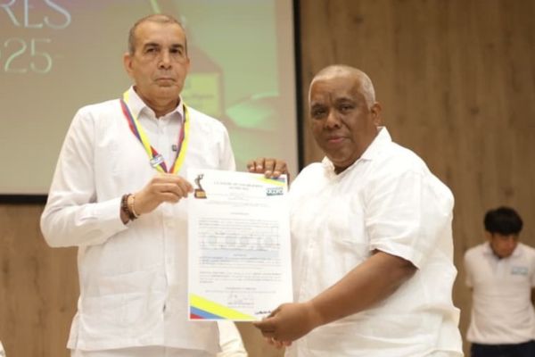 Escucha la noticia en wayuunaiki ¡Pronto! Samuel Lanao Robles, cuando recibía el reconocimiento del periodista, Yuri Reales Magdaniel. Foto: La Guajira Hoy