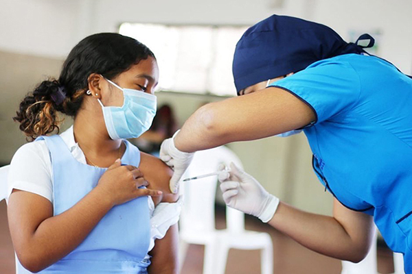 Una niña recibiendo una vacuna de prevención contra virus en Colombia. Foto MinSalud