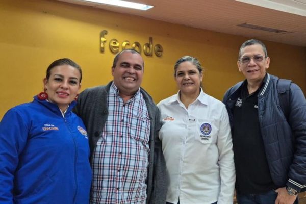 Erika Escolar, presidenta de la Usme nacional; Diomedes Ordoñez, presidente de la Usde Seccional La Guajira, y la rectora Piedad Bustamante, secretaria de la Usde en el departamento; Diomedes Ordoñez,  y Piedad Bustamante y Ferney Loaiza Acevedo, representante del ministerio de educación de la dirección de fortalecimiento. 