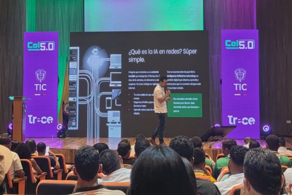 Uno de los expositores de Colombia 5.0 socializó con el público las nuevas herramientas digitales y oportunidades de formación tecnológica durante el encuentro.