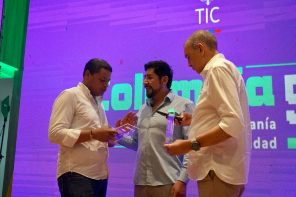 El alcalde de Riohacha, Genaro Redondo Choles, el viceministro de Transformación Digital, Andrés López Cabezas, y el director de CorpoGuajira, Samuel Lanao Robles, durante la entrega de reconocimientos.