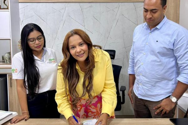La gerente de Esepgua firma la adjudicación del proyecto de acueducto para el Resguardo Indígena de Mayabangloma
