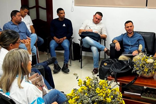 En el encuentro participaron el director general de Corpoguajira, Samuel Lanao Robles; el alcalde de Riohacha, Genaro Redondo Choles, y el gerente general de Interaseo, José Trujillo, lo que permitió analizar en una mesa técnica el manejo integral de residuos sólidos en Riohacha.