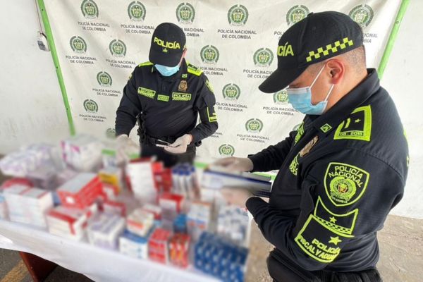 Uniformados de la Policía Fiscal y Aduanera verificaron los medicamentos incautados durante un operativo realizado en una farmacia de Maicao.