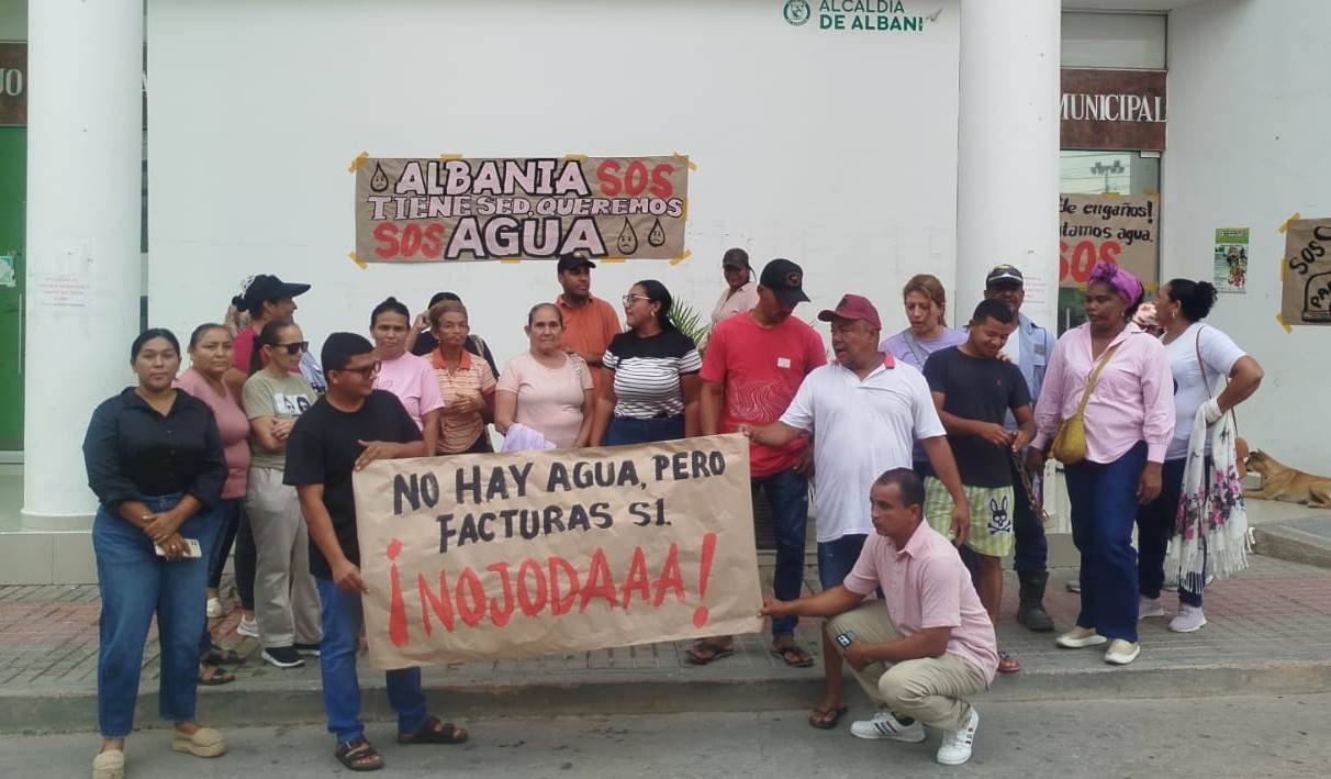 Habitantes de Albania bloquearon los accesos de la Alcaldía y de Aguas de Albania para exigir una solución definitiva al problema de agua. 
