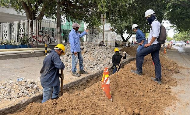 Obras de reposición de redes de acueducto avanzan en la comuna 2 de Riohacha para mejorar la prestación del servicio. 