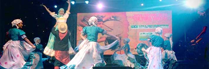 En la cancha de Uribia se presentaron agrupaciones folclóricas y culturales como la Danza Rosaleda de Venezuela.