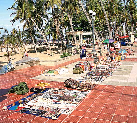 Una de las pocas actividades económicas que mueve Riohacha, es el turismo por sus diferentes sitios históricos, sus playas, su mar, su cultura, y que requiere de un mayor dinamismo si realmente se pretende que sea un renglón importante de su economía.