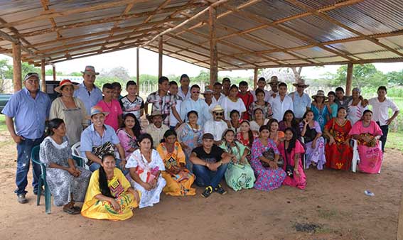 ‘El Mono’ Florez rodeado con algunos de los 58 hijos.