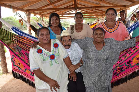 Aquí aparece ‘El Mono’ con 5 mujeres de las 8 con que hoy vive: Eugenia Ipuana, Alicia Urariyu Pushaina, María Estenis Palmar González, Daisy Leonor Camargo Cotes y Juana Bautista Amaya.