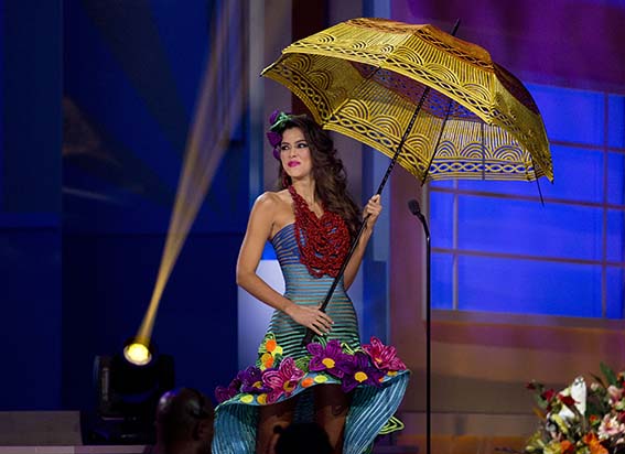 Con el traje típico 'Farota de Talaigua' del diseñador Alfredo Barraza, Paulina Vega realizó su tercera salida luciendo este hermoso vestido. Con el traje típico 'Farota de Talaigua' del diseñador Alfredo Barraza, Paulina Vega realizó su tercera salida luciendo este hermoso vestido.