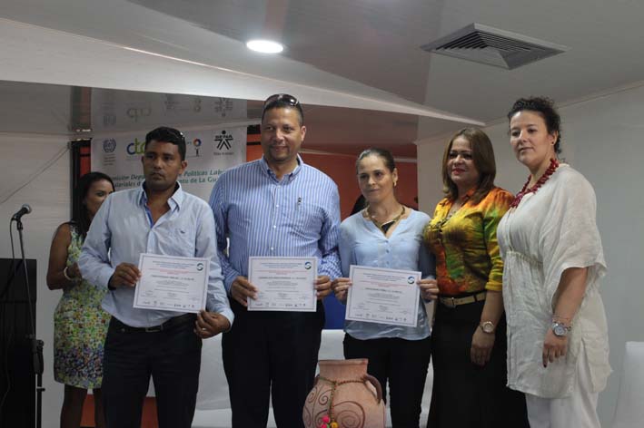 En la fotografía algunos de los gerentes recibiendo su certificado en la metodología Score.