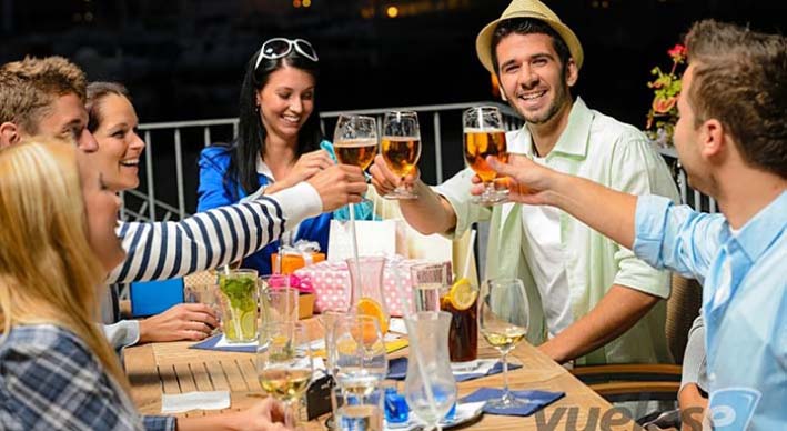  Hoy es una buena oportunidad para que los amigos se reúnan y compartan junto a esas personas que le han brindado su confianza y cariño.