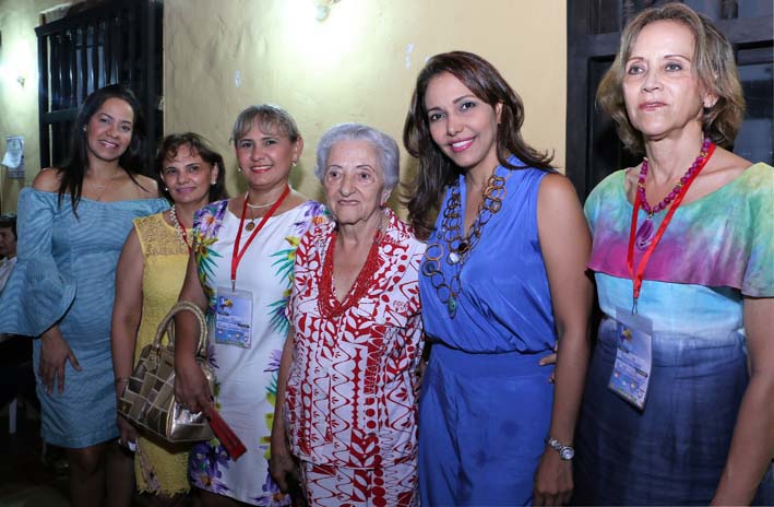 Inés Banguez Lacouture, Jackeline Lacouture, Rosiris Lacouture, Natalia Mendoza Lacouture, Yelenka Urbina y Rosa Mercedes Aragón.