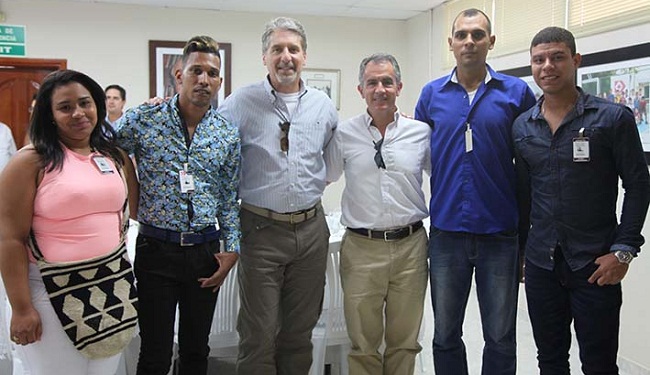 El Embajador de Estados Unidos, Kevin Whitaker, en compañía de beneficiarios de programa con USAID.