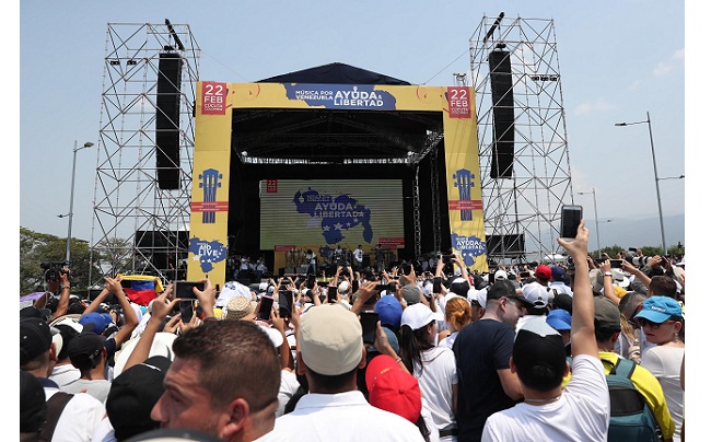Vista general de la tarima del concierto Venezuela Aid Live este viernes, en el puente fronterizo de Tienditas, en Cúcuta. 