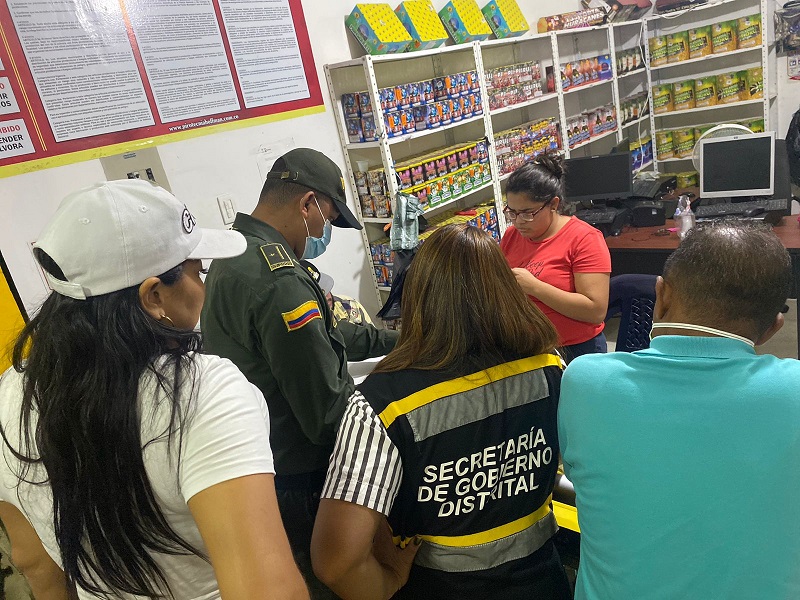 En varios sectores del comercio de la ciudad, la administración distrital realiza operativos tendientes a controlar la venta indiscriminada de pólvora.
