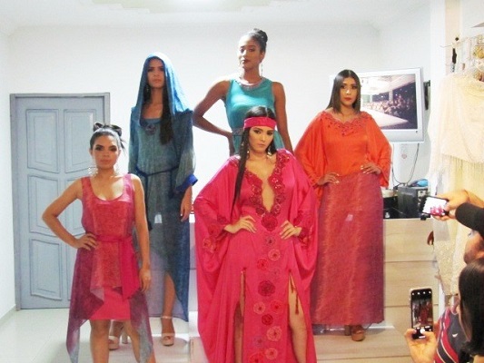 Con un desfile en su propio almacén, la diseñadora Blanca Fernández, les presentó a los guajiros su nueva colección.