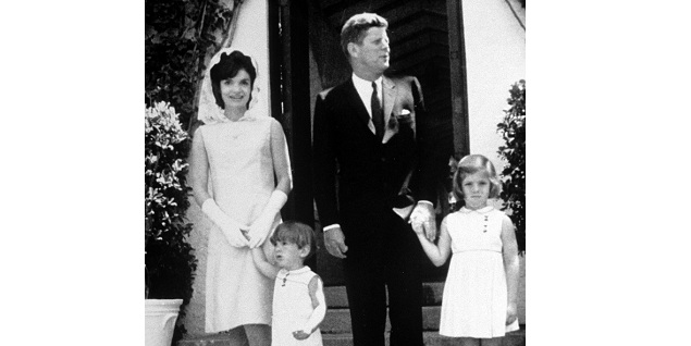 Palm Beach, 01/06/1963.- John F Kennedy junto a su esposa Jacqueline, y sus hijos John - John y Caroline.