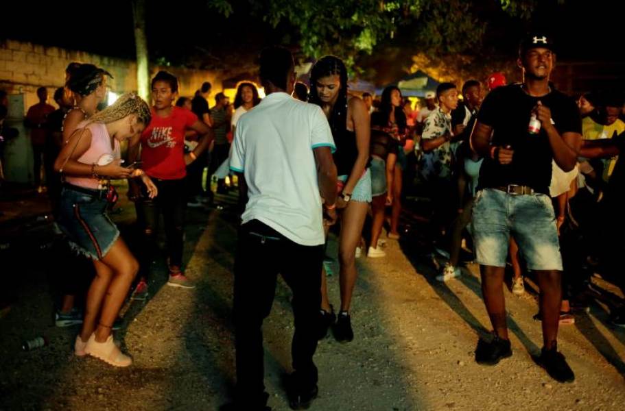 Jóvenes del municipio de Turbaco, cercano de Cartagena de Indias (Colombia), que bailan champeta ambientados por el estruendoso sonido de un pickup.
