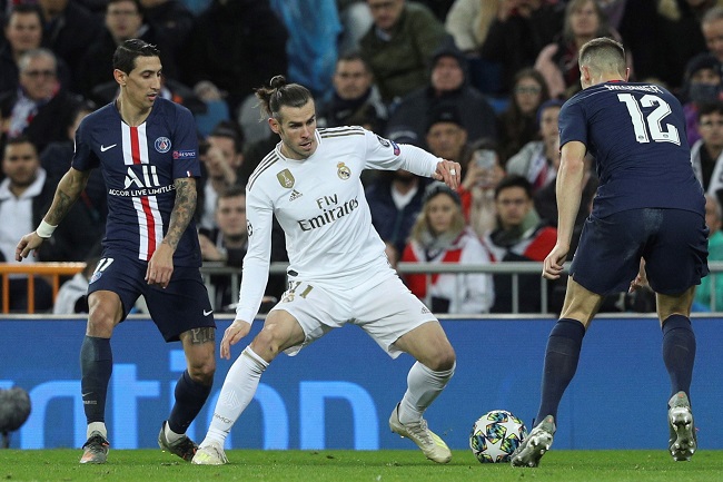 El delantero del Real Madrid Gareth Bale entre Di María y Meunier, durante el partido de la quinta jornada de la fase de grupos de la Liga de Campeones.