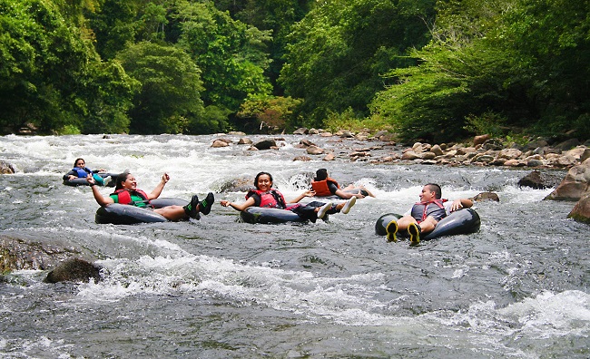 La imperdible experiencia del tubbing, una aventura única en el río. Foto: Cotelco