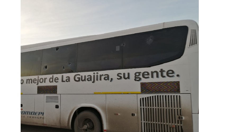 Actos vandálicos casi acaban con un bus de la empresa Cerrejon.