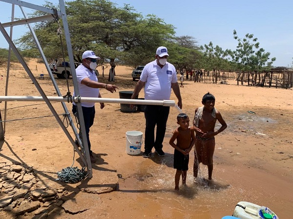 Este es el momento en el que el alcalde del municipio de Manaure en La Guajira, Juan José Robles, junto a su secretario de Covid, Holmes Echeverría, hace entrega de los microacueducto a las diferentes rancherías tras ser reparado.