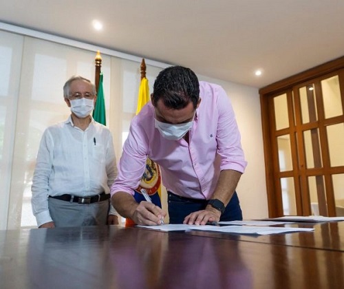 Momentos de la firma del documento entre el Gobernador Nemesio Roys Garzón y el Administrador Temporal, Julio Saénz Beltrán.
