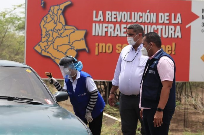 La jornada, en la que participaron el alcalde de Riohacha José Ramiro Bermúdez y el de Manaure Juan José Robles, en el inicio del puesto de control y desinfección.