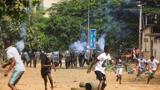 Las protestas obedecen a la decisión del presidente Alassane Ouattara de lanzar su candidatura a un tercer mandato. 