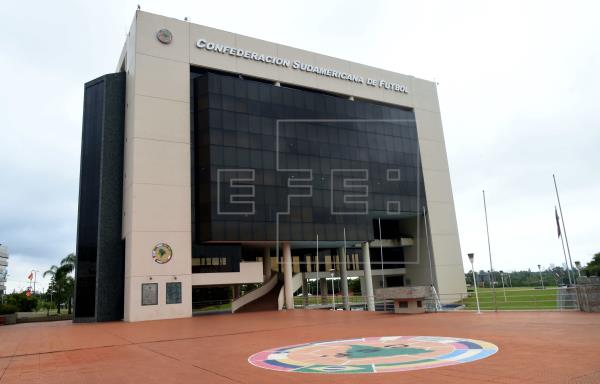 La Conmebol señaló que en los aspectos más operativos "la FIFA tendrá flexibilidad en relación con la definición de los horarios y sedes, en atención a la pandemia actualmente en curso". En la imagen un registro de la sede de la Conmebol, en Luque (Paraguay). EFE/Andrés Cristaldo Benítez/Arcihvo