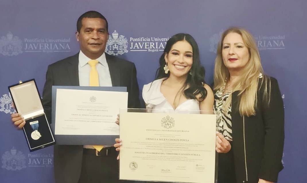 Ornella Choles Povea junto a su hermana Janella Choles Povea y su señor padre Miller Choles López, después de recibir grado en la ciudad de Bogotá.
