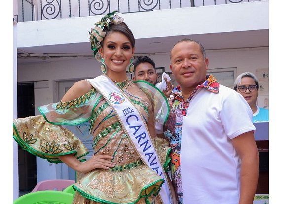 El alcalde encargado de Riohacha, Miguel Panciera Di Zoppola, junto a la reina central Daniela Rodríguez Abdala.