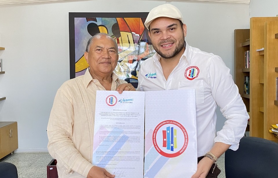 Instante en que el gerente Larry Iguarán Vergara entrega el reconocimiento al monguiero Amilkar Acosta Medina como embajador cultural de La Guajira.