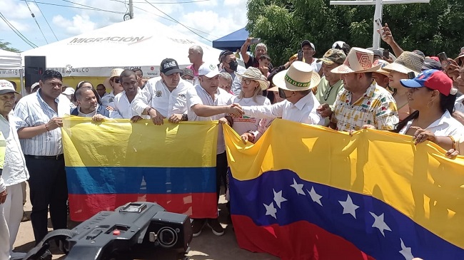 En un acto simbólico, las autoridades político administrativas de ambos países intercambiaron las dos banderas.