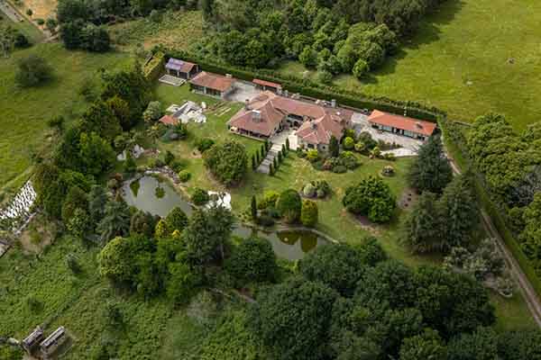 Vista aérea de la vivienda que ha comprado Julio Iglesias en Piñor (Ourense). En Piñor, un pueblo ourensano que apenas sobrepasa el millar de habitantes y que es conocido por su cantidad de fábricas de ataúdes, hay más revuelo de lo habitual porque Julio Iglesias, cantante de fama internacional, ha comprado allí una casa solariega. EFE/ Brais Lorenzo Vista aérea de la vivienda que ha comprado Julio Iglesias en Piñor (Ourense). En Piñor, un pueblo ourensano que apenas sobrepasa el millar de habitantes y que es conocido por su cantidad de fábricas de ataúdes, hay más revuelo de lo habitual porque Julio Iglesias, cantante de fama internacional, ha comprado allí una casa solariega. EFE/ Brais Lorenzo