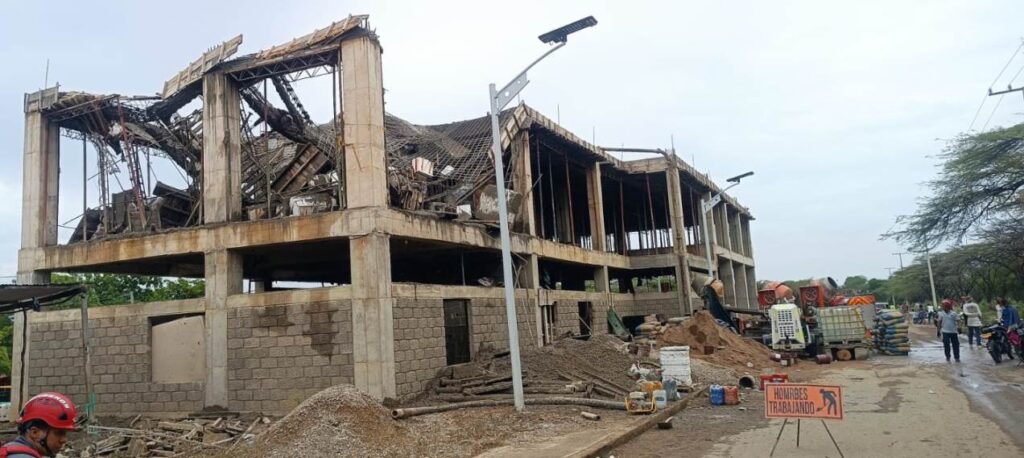 El accidente ocurrió mientras trabajadores realizaban labores de fundición en la parte alta de la edificación.