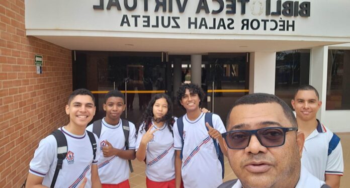 Estudiantes del Livio Reginaldo Fischione que participaron en la final del reto de energía limpia en Riohacha.