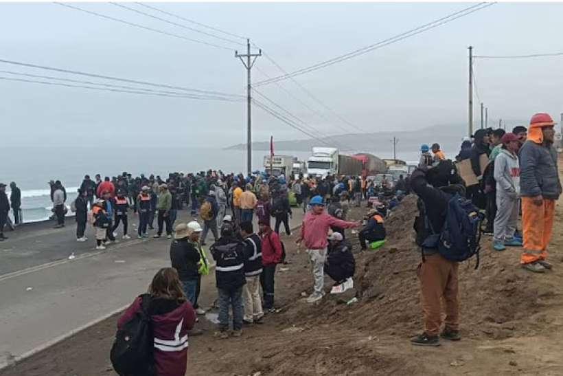 Un grupo de mineros mantienen bloqueado el kilómetro 447 de la Panamericana Sur. Foto tomada de Infobae